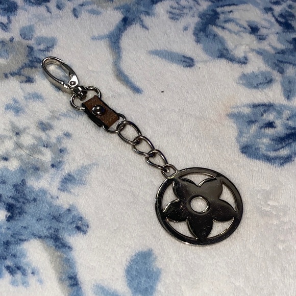 Silver Floral with Leather Keychain - Picture 2 of 3